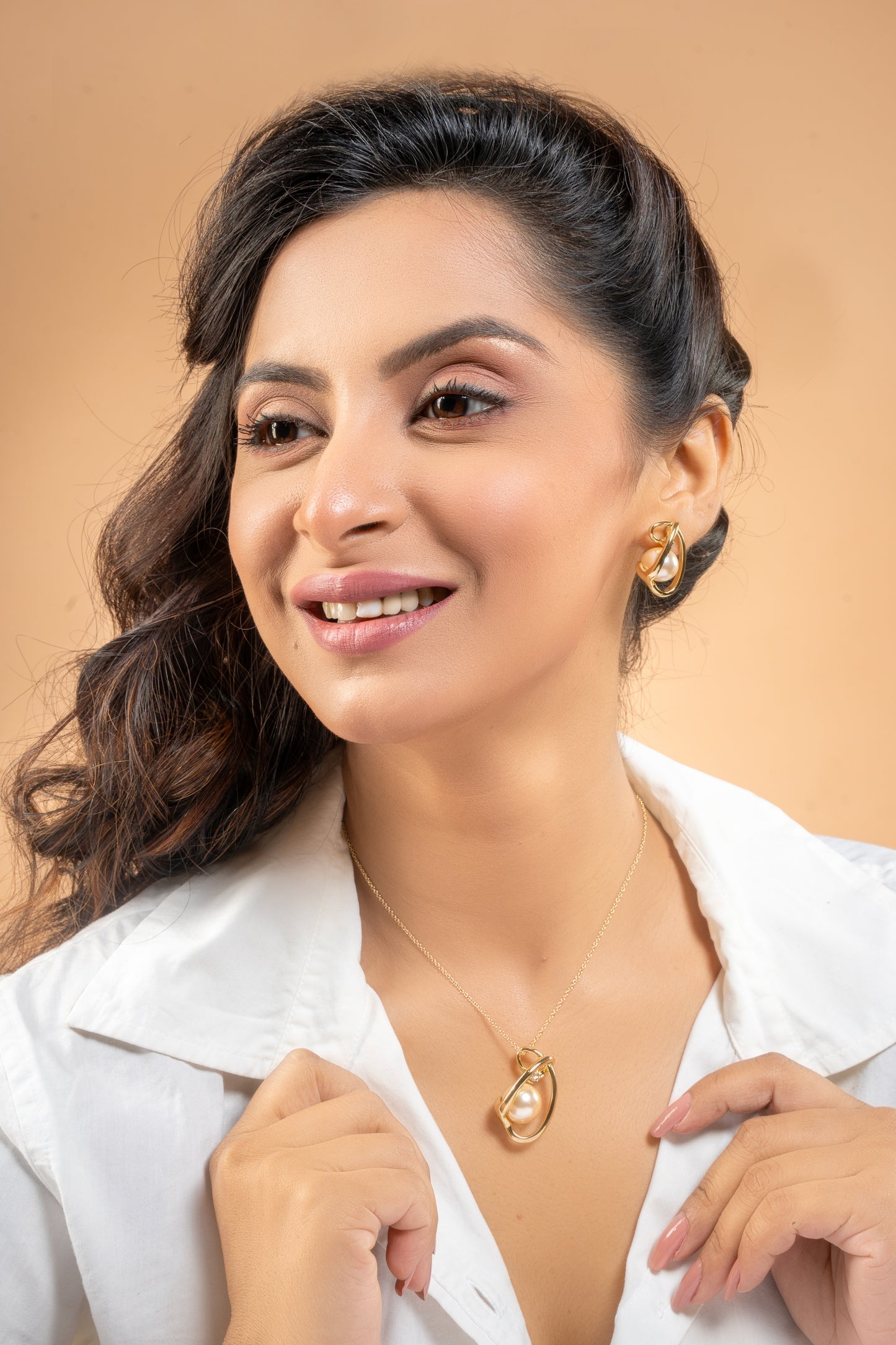 Pearl Wrapped By Golden Thread Pendent Set