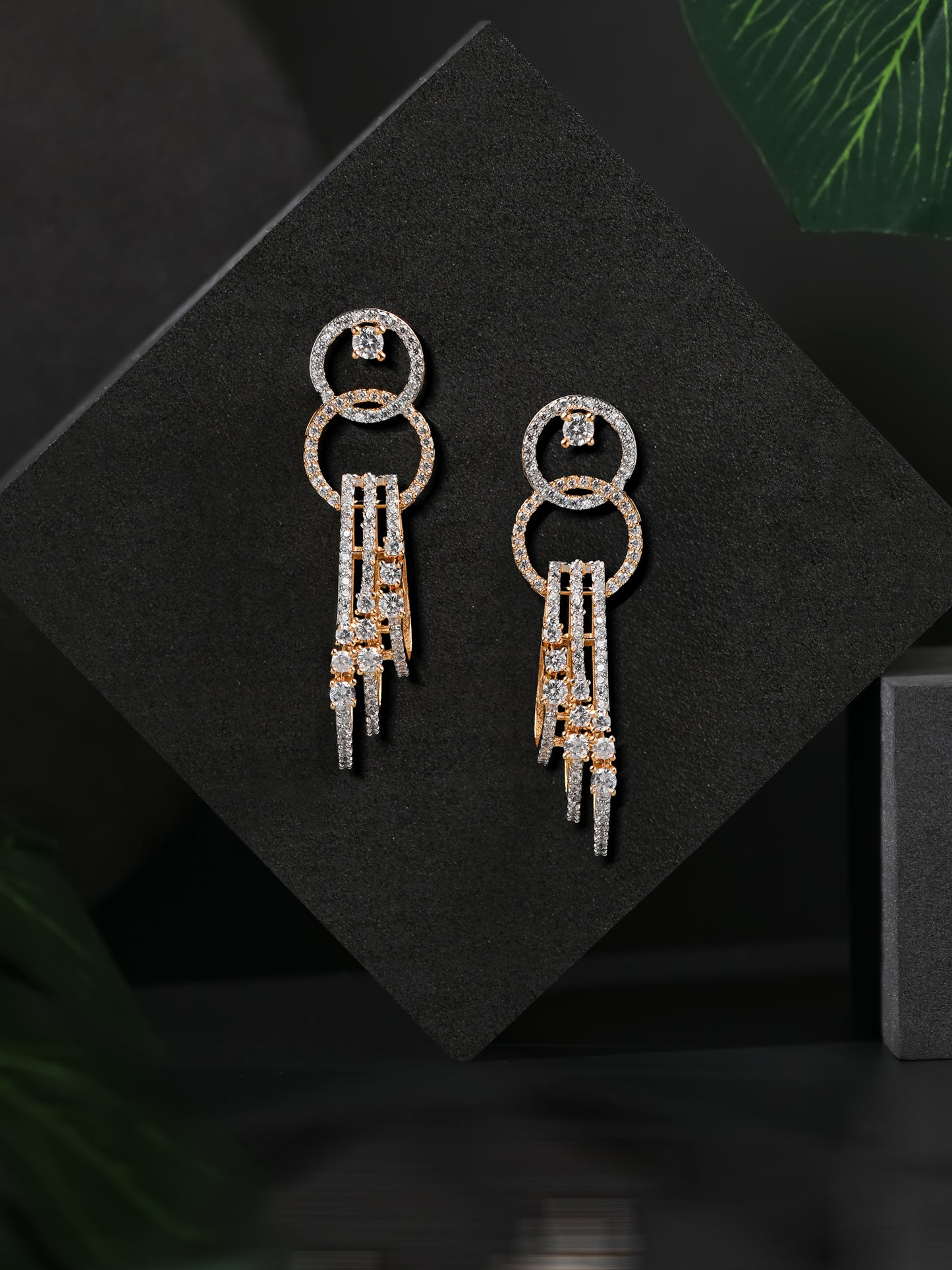 Interlaced Diamond Circles with Hanging Rings