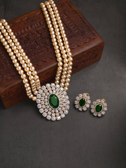 Queens Legacy Emerald Studded Pearl Set